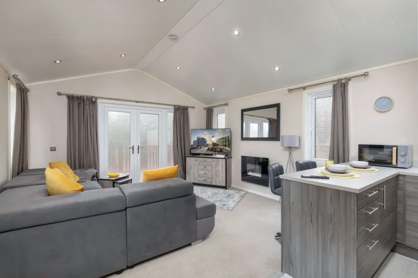 Family Luxury York Cabin Retreat with hot tub - Image 1