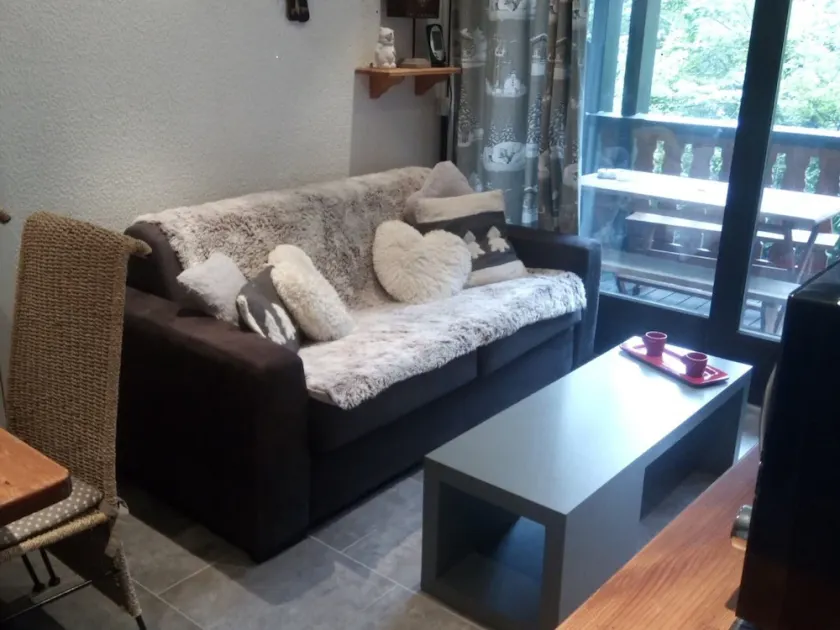 Cozy Apartment for 4 with Balcony, Parking & Pet Friendly - Near Ski Lifts & Town Center - Image 1