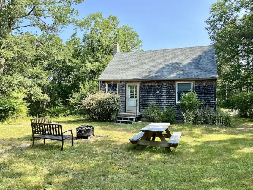Private cottage nestled in center of the Vineyard - Image 1