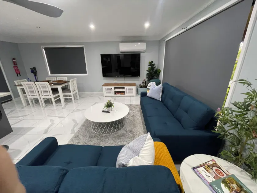 Quiet suburban four bedroom house near shops and RSL club with restaurant. - Image 1