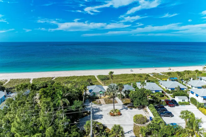 Casey Key Beachfront Escape: Charming 1BR Cottage - Image 1