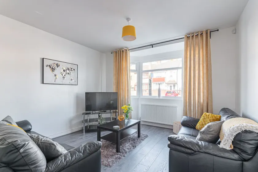 Spacious Family Home, great for city breaks or business stays - Image 1