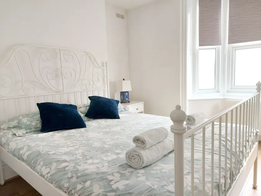 Cosy, king apartment + Free parking - Image 1