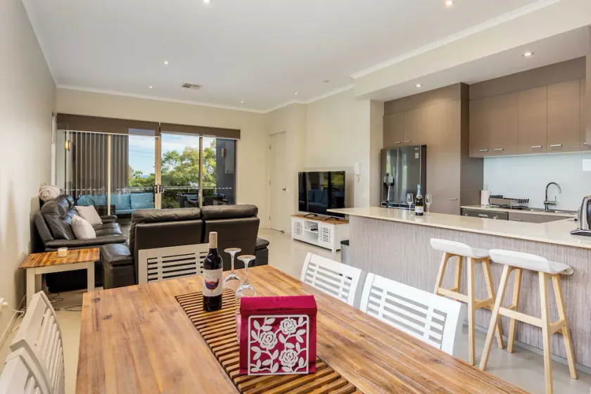 Awesome, modern, open-plan 3rd floor (with lift) unit with stunning water views. - Image 1