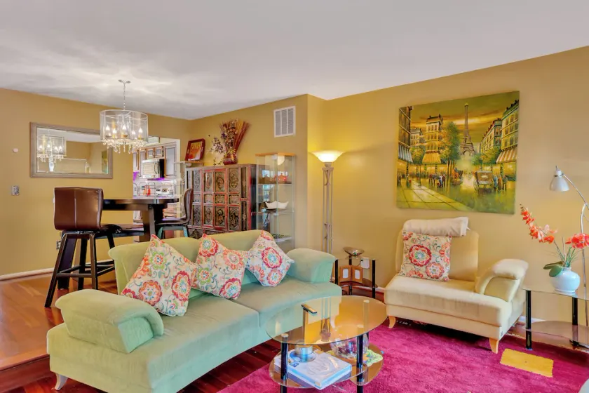 Relaxing, Gorgeous Townhouse with 2 Spacious Master Bedrooms - Image 1