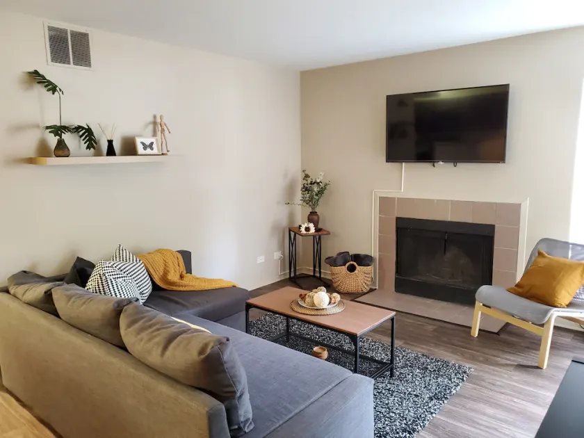 2 BR W/ Washer Dryer,  Fireplace, Close To It All, Monthly Stays Welcome - Image 1
