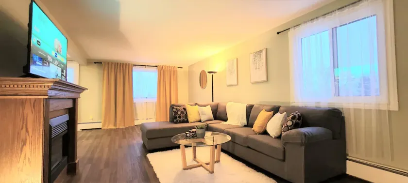 Lovely Modern 3-Bedroom Condo with Free Parking right by West Edmonton Mall - Image 1