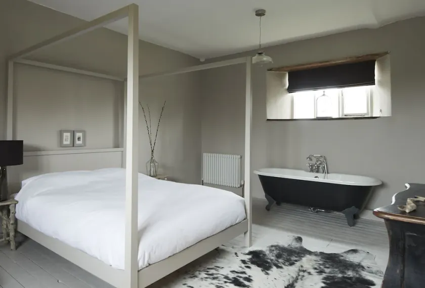 Award-winning, stylish and simple, in a countryside setting near the coast - Image 1