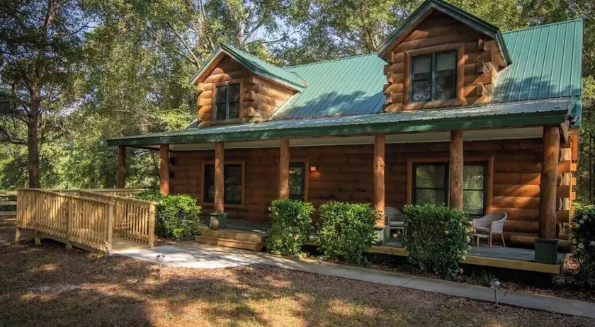 Charming rural 3 bedroom log cabin free parking - Image 1