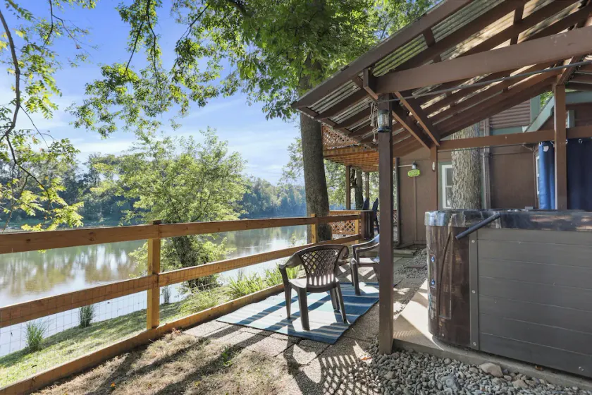 Waterfront Cabin overlooking the Potomac River W/ Hot Tub, firepit, pavilion - Image 1