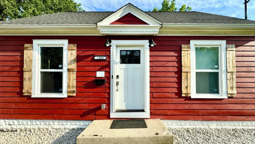 Lansing 3BR near downtown — Game room & EV garage - Image 1