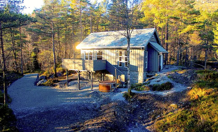 Familievenlige møbler sommerhus i et roligt miljø. 8 pers sauna og jacuzzi - Image 1