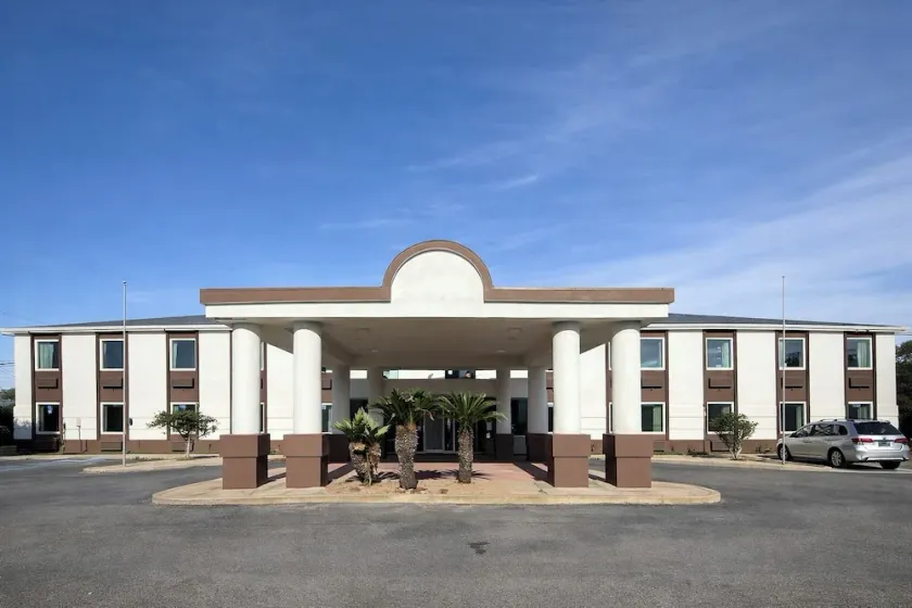 Regency Inn & Suites - Image 1