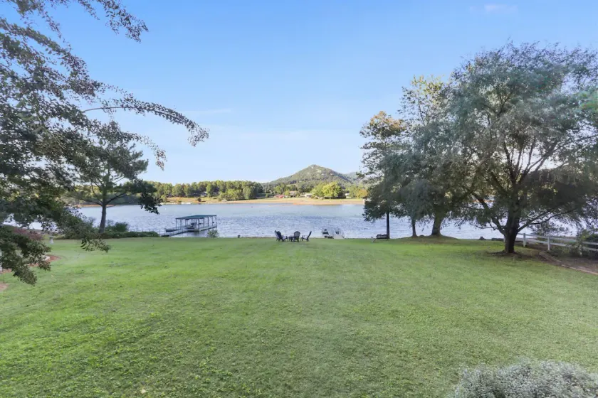 Lake front home - Image 1