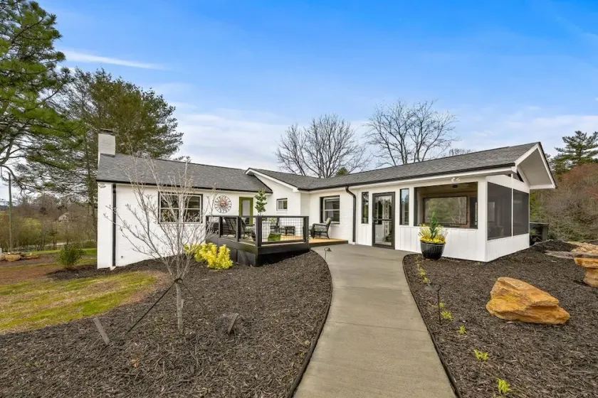 Newly renovated, convenient to area attractions yet very serene - Image 1