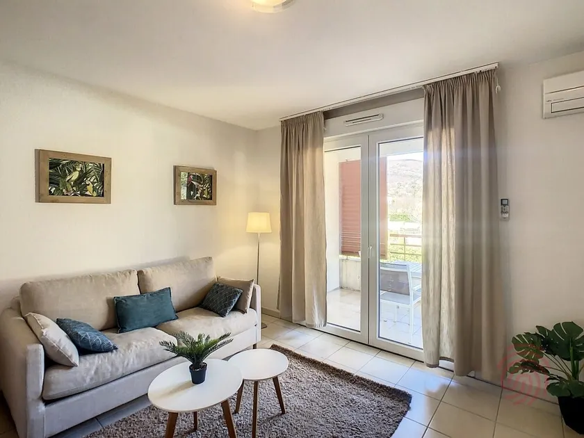 Charming F2 with AC, Terrace & Garden View, 500m from Lamalou Centre & 700m from Thermal Baths - Image 1