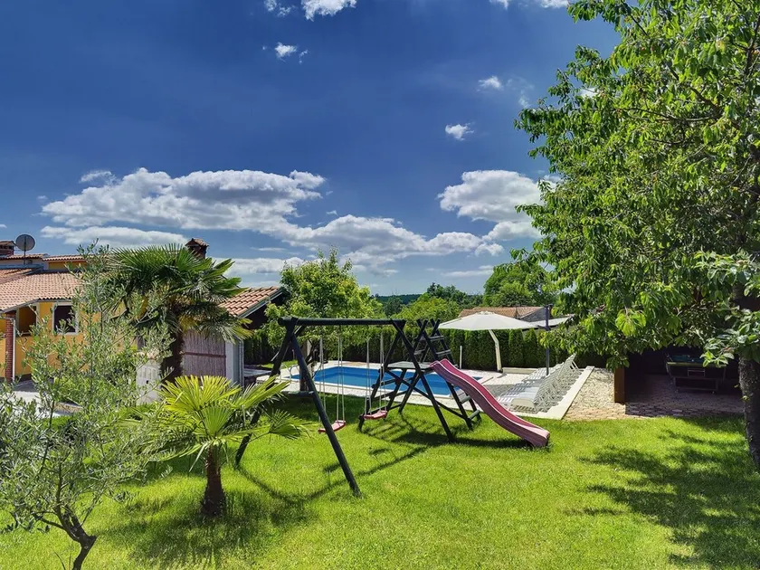 Spacious House With Pool, Veranda And Fenced Playground. Very Family Friendly - Image 1