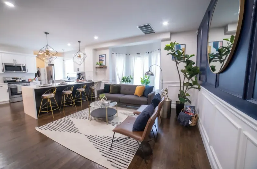 Boston 2 level luxury home, Free Parking, 5 mins to casino & 10 mins to airport - Image 1