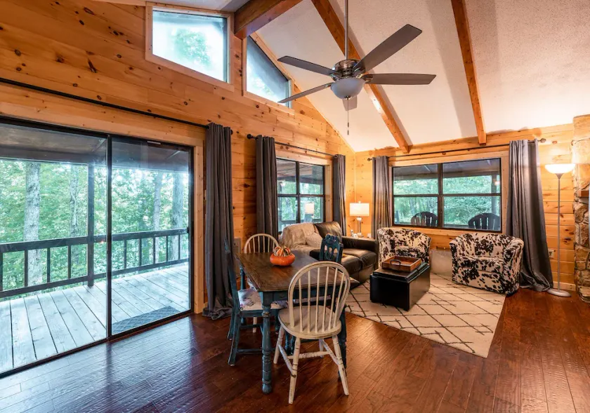 Lakeside Mountain Oasis - 3 Bedroom Cabin with Outdoor Hot Tub - Image 1