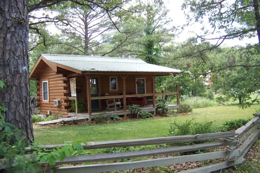 Jacks Log Cabin nära Meramec River i lugn trädbevuxen miljö med Hot Tub - Image 1