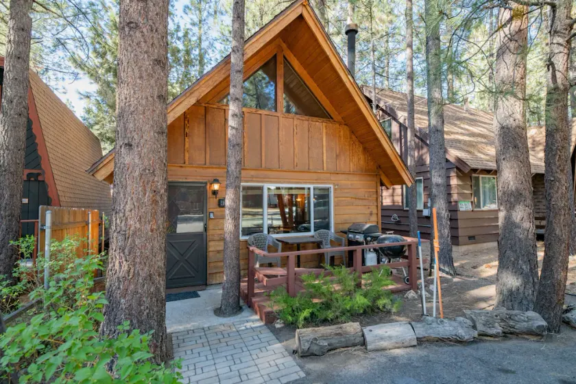 Moonridge Hideaway - À pied de la station de ski! WiFi et cheminée douillette! 2 heures gratuites de location de vélo / kayak! - Image 1
