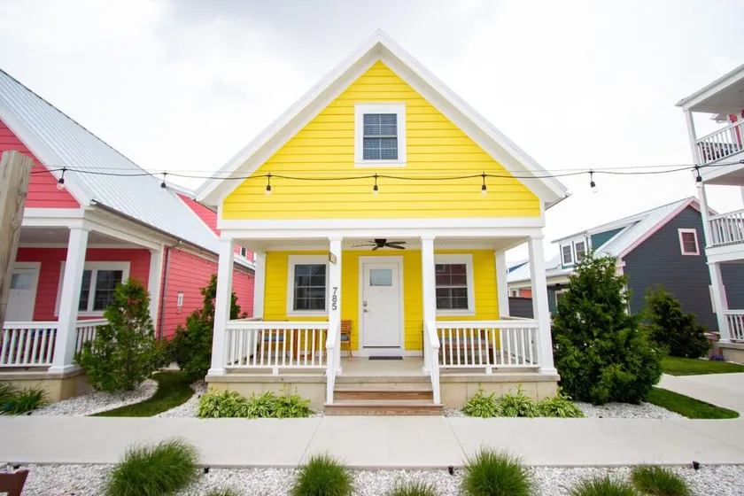 Beach Hive - 1 Bed/2 Loft Lakeside Cottage w/ HOT TUB! - Image 1