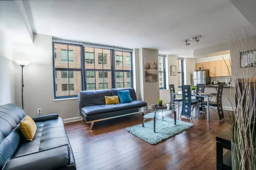 Beautiful 2 Bedroom Fully Furnished Apartment on Harborfront - Image 1