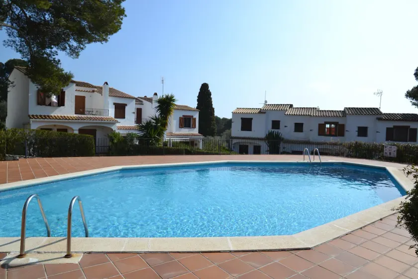 Casa con Jardín, Piscina, y Terrazas en Zona Tranquila Cerca de L'Estartit - ES-323-24 - Image 1