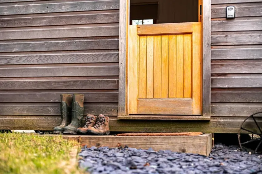 Shepherd s Hut Cosy Farm Stay Sleeps 2 - Image 1