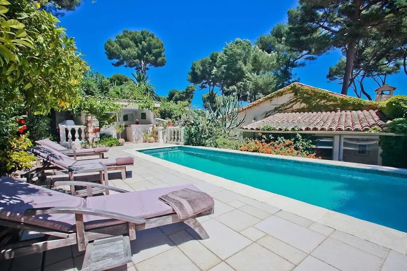 Prestige Luxury Beachside Villa, Antibes Ramparts, Stunning Views - Image 1