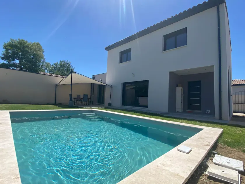 VILLA 130 m², swimming pool, garage in Provence  - Image 1