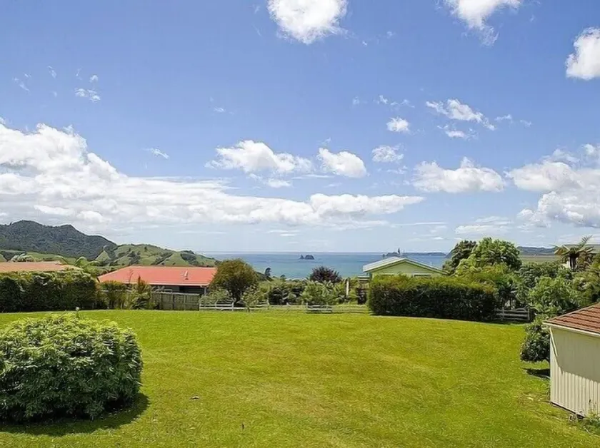 Views on Rimu - Whitianga Holiday Home - Image 1