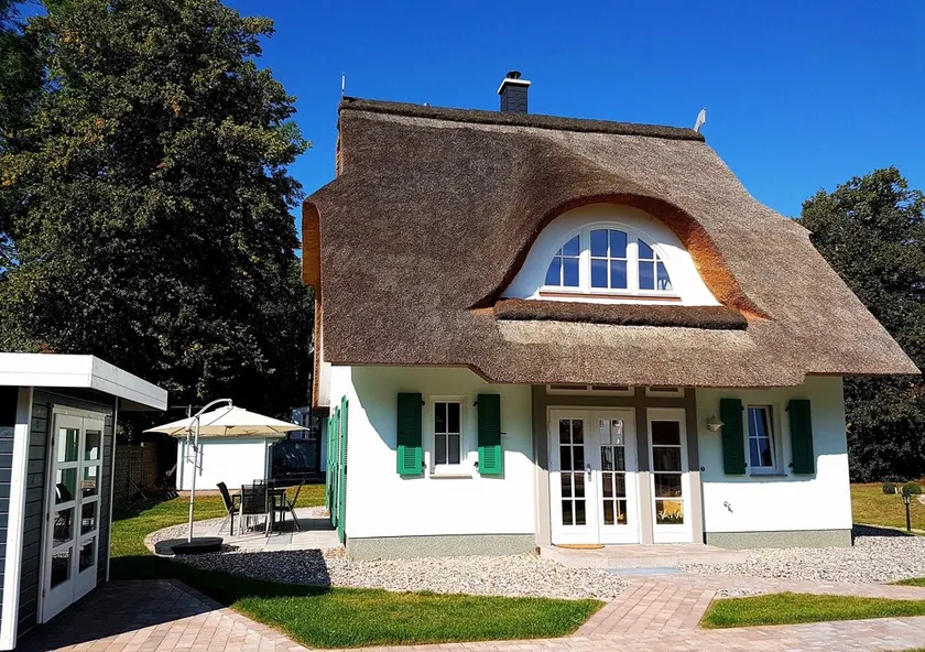 Relax under thatch with sauna, fireplace and sea - 5 star holiday home - Image 1