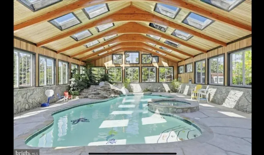 Lodge style home w/ INDOOR pool/spa, 2 miles to the beach, onsite canal access - Image 1