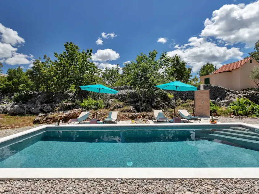 Detached holiday home with private pool, heated, children, pets welcome - Image 1