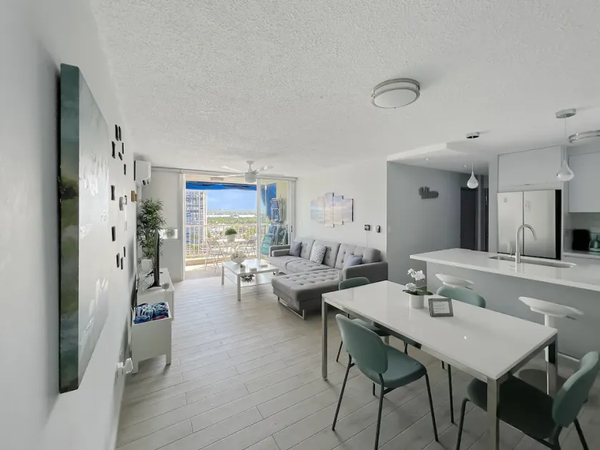 Exceptional Modern Beachfront Escape • XL Pool • In-Unit Laundry • VIP Parking - Image 1
