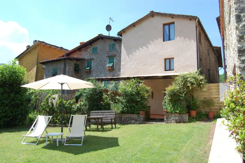 Villa mit Pool, großem Garten und Essbereich im Freien - Image 1