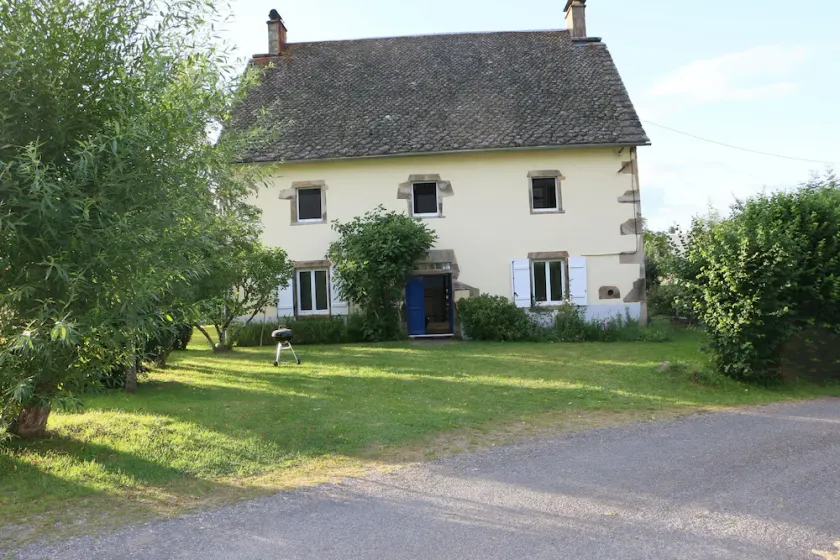 House at the foot of the Parc des Volcans d'Auvergne - Image 1