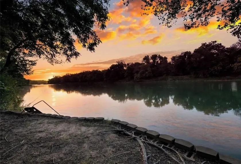 ***THE C5 RIVER HOUSE MINUTES FROM MAGNOLIA AND BAYLOR RIVER *** - Image 1
