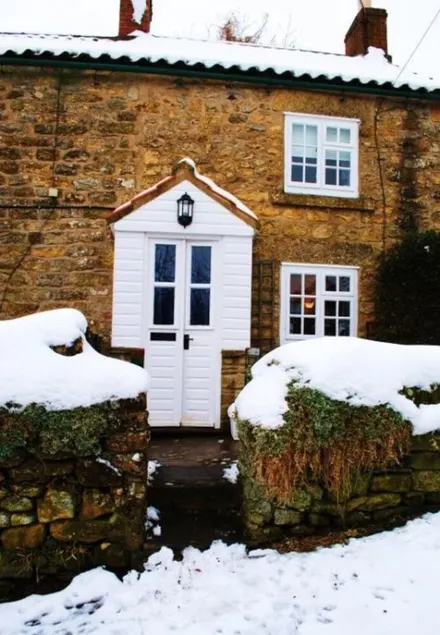 Cottage Sleeps3-fireplace-balcony-garden-mountain - Image 1