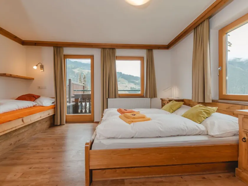 Lovely apartment for 20 people with WIFI, TV, terrace and pets allowed - Image 1