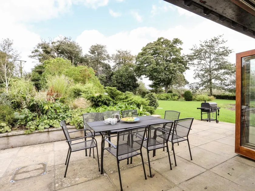CLYNNOG HOUSE, pet friendly, with a garden in Newborough - Image 1