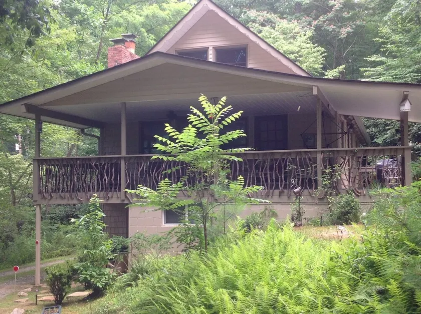 White Squirrel Lodge - Family friendly, pond & stream, breezy porches & wildlife - Image 1