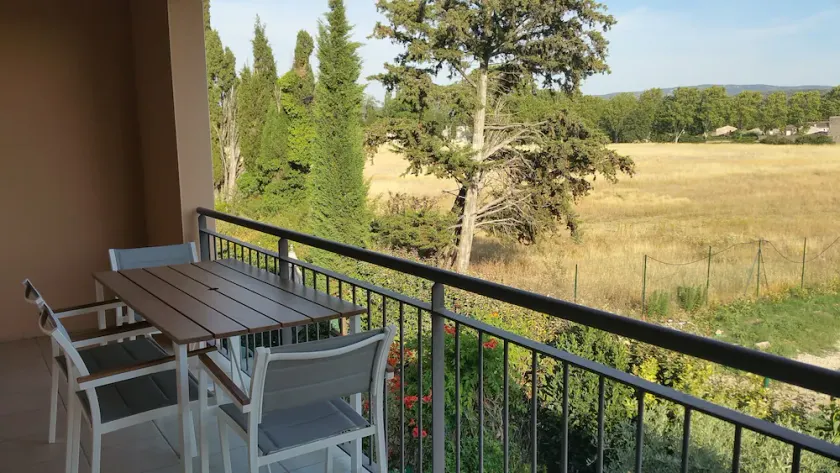Apt 50m2 med balkon fuldt udstyret nær Avignon - Image 1