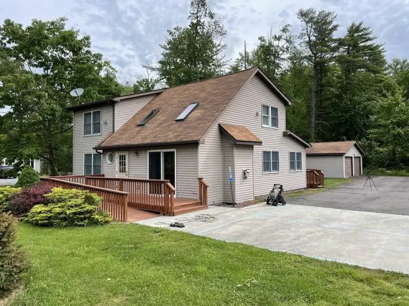 Close to Lake Wallenpaupack! Walk to the Beach! - Image 1