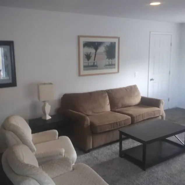 Stylish 2bd lower level  apt in newer constructed south hill home - Image 1