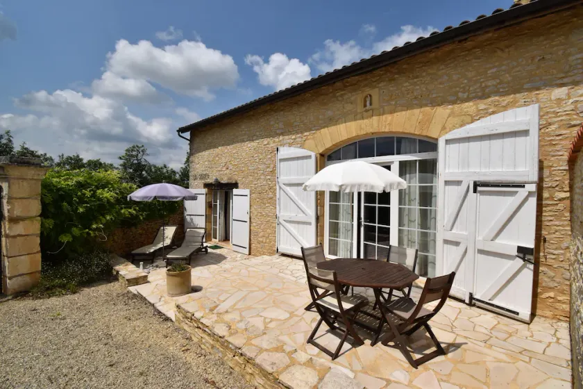 Charming house with shared heated swimming pool and landscaped park - Image 1