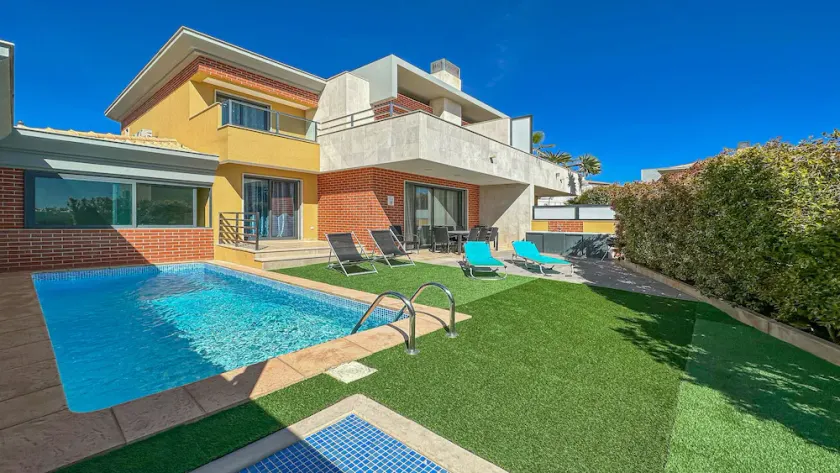 ★4 Bedroom, Holiday villa with Private Pool, Beach nearby in Albufeira - Image 1