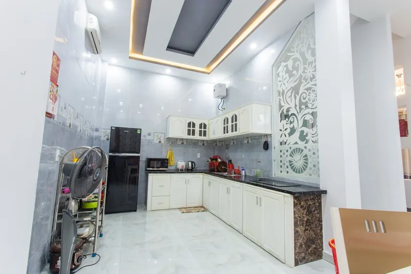 STUNNING 3 BR WITH UNIQUE ROOMS - Image 1