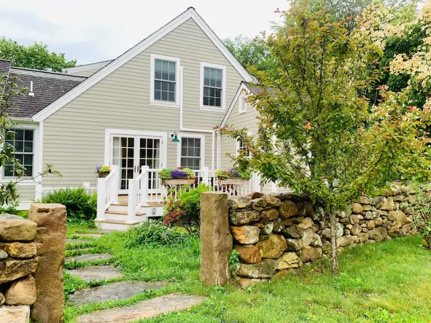 Charming Farm Abode with gourmet food and access to lake, trails & farm fun - Image 1